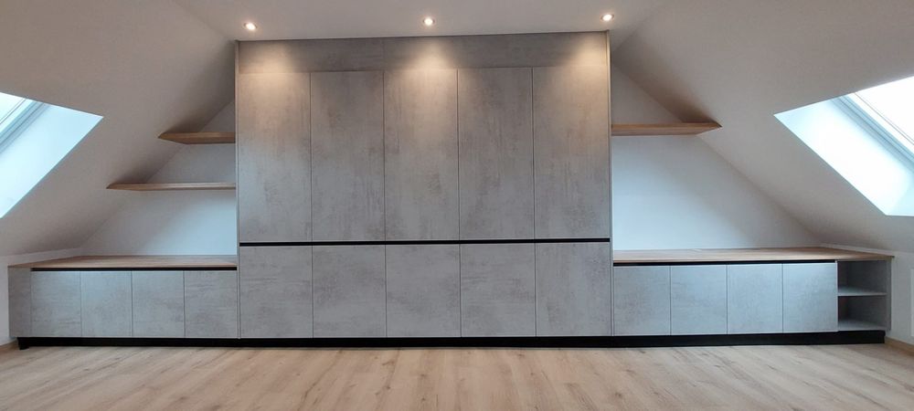 Betonlook kastenwand onder schuin dak