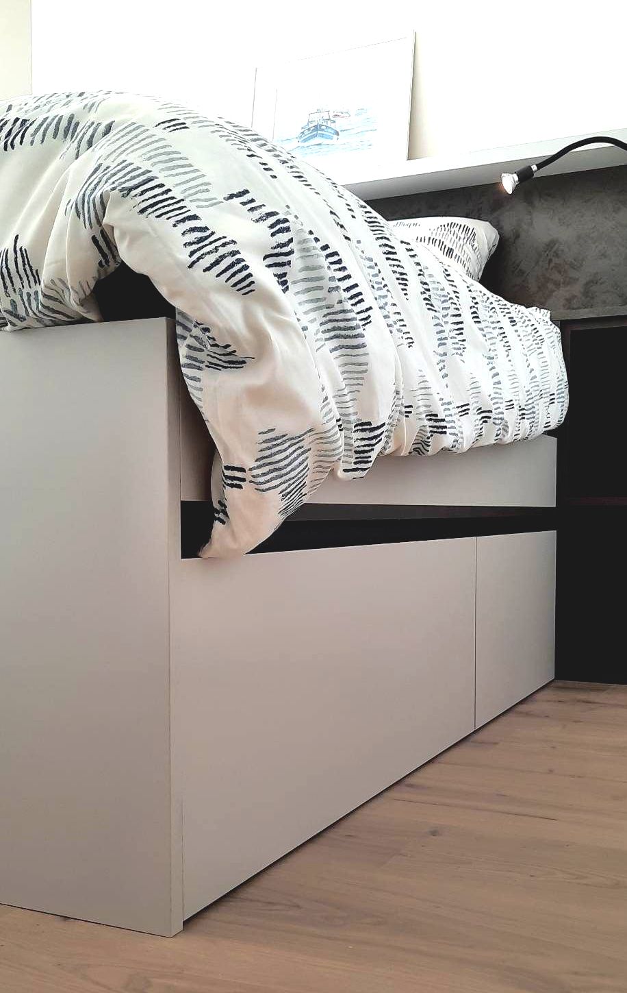 Slaapkamer met ingebouwd bed en kastenwand