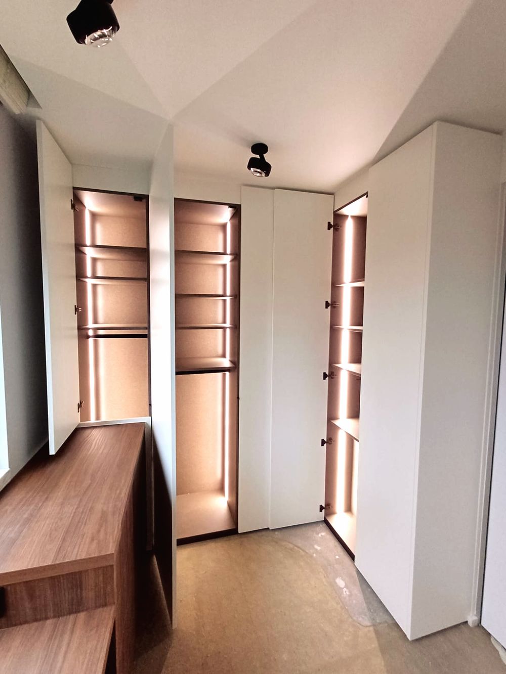 Verlichte kastenwand in noten