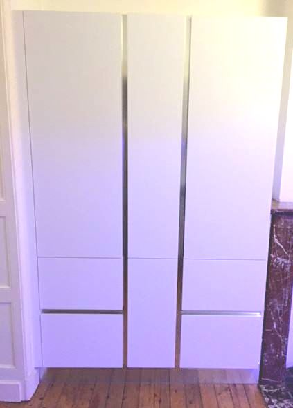 Witte kastenwand met hoge deuren