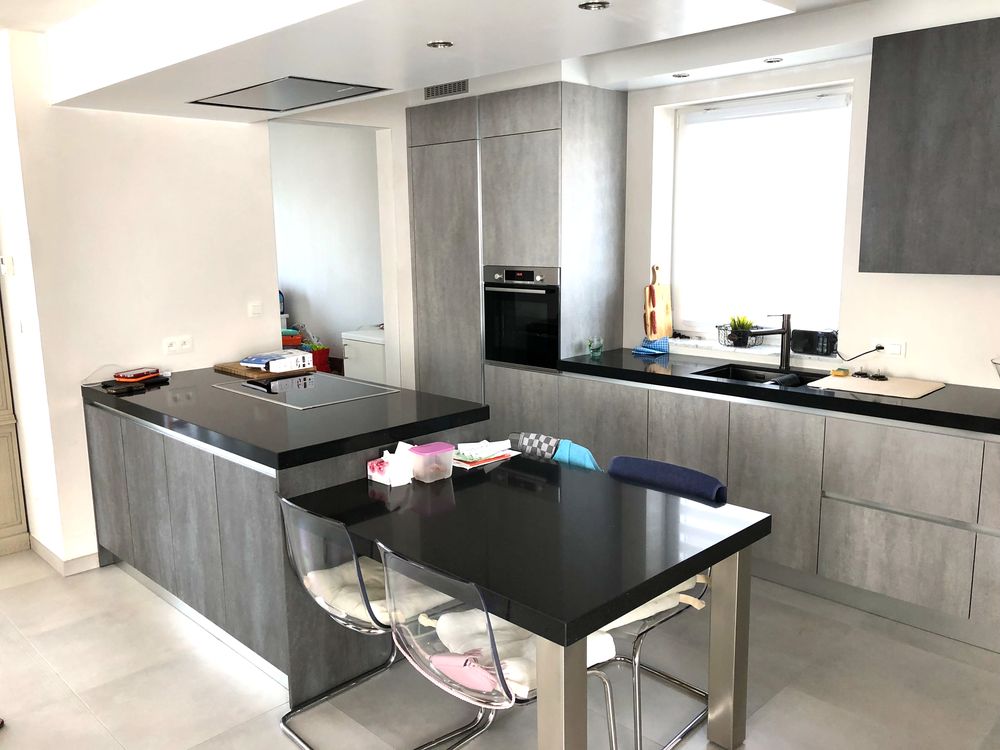 Betonlook keuken met eettafel