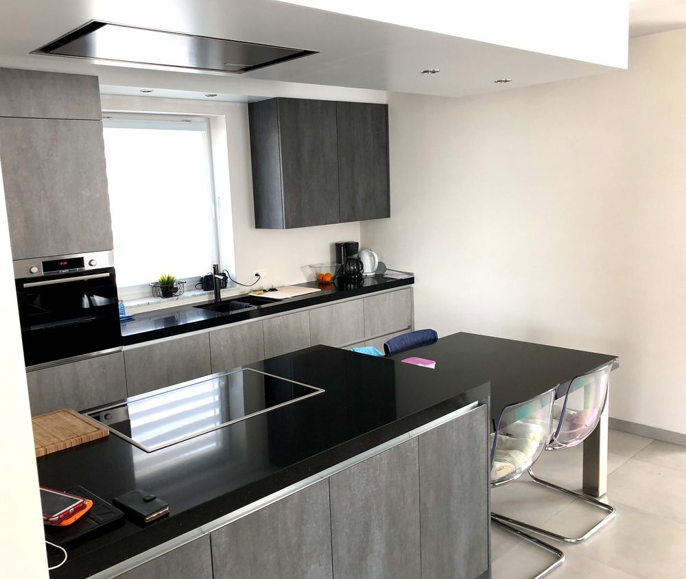 Betonlook keuken met zwart eiland
