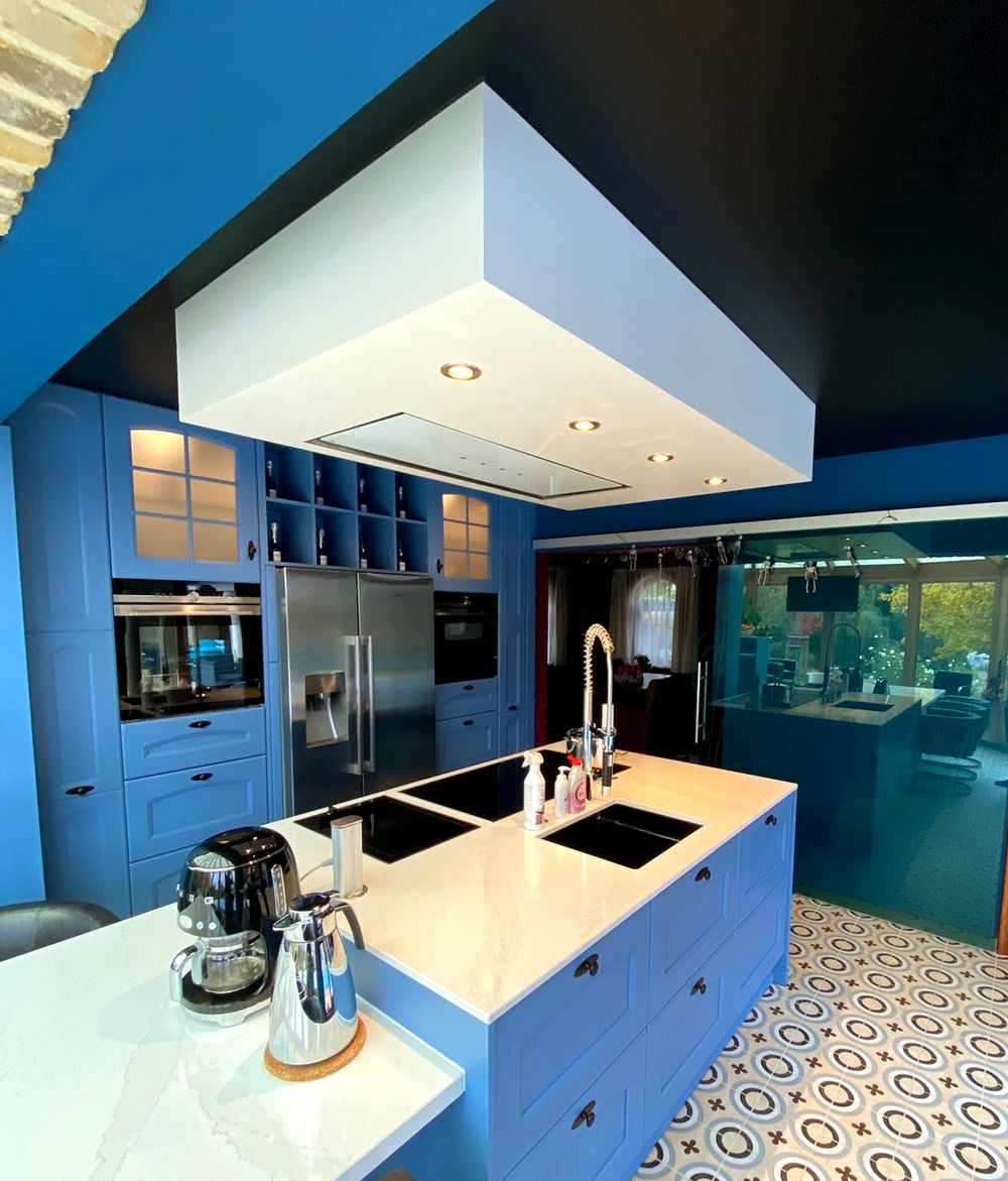 Blauwe keuken met wit werkblad