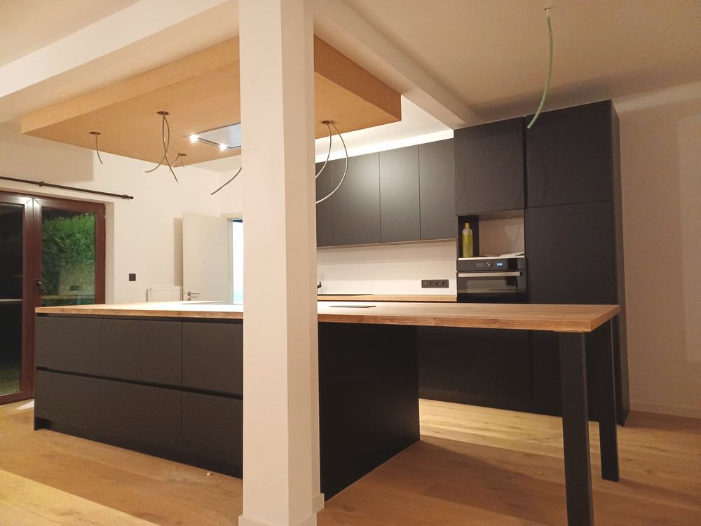 Donker eiland met houten tafel
