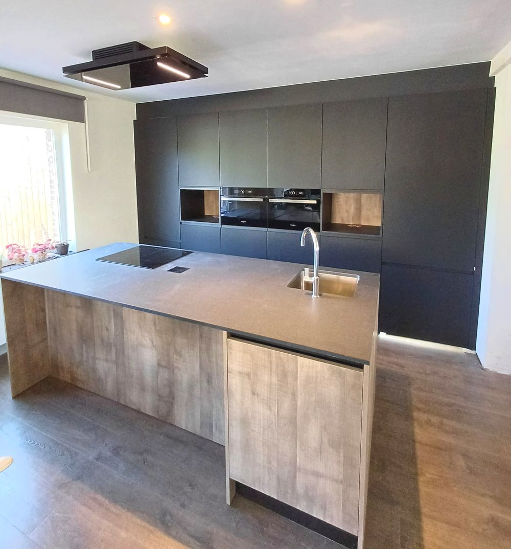 Donkere keuken met houten eiland