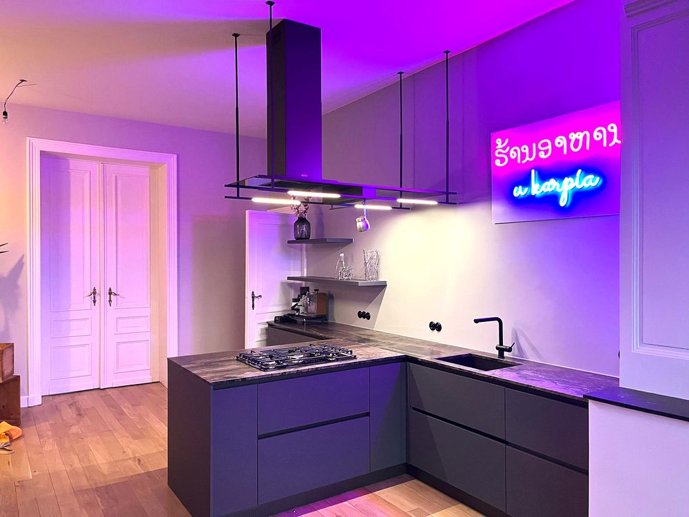 Donkere keuken met sfeerverlichting