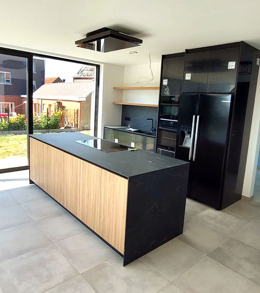 Houten eiland met zwart werkblad