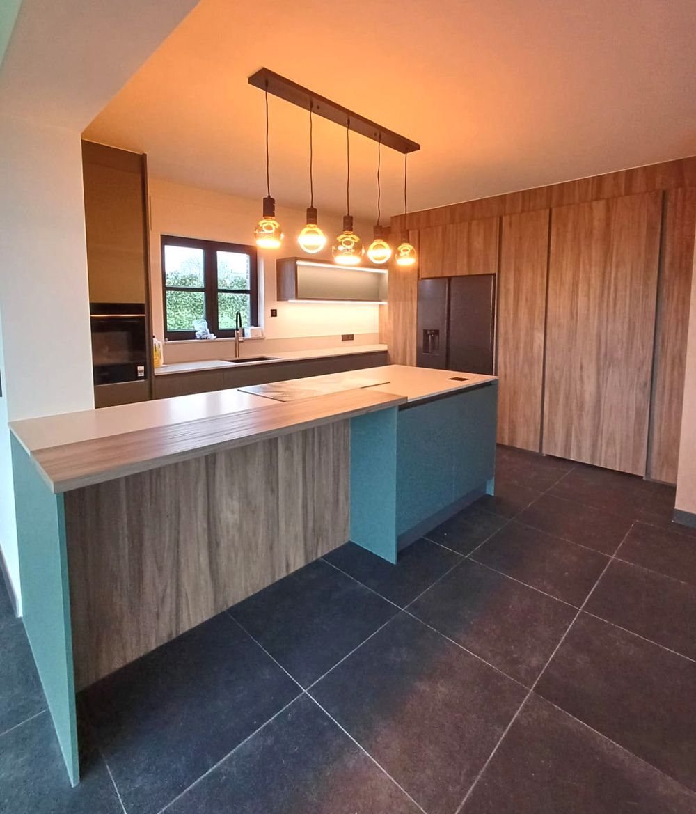 Houten keuken met petrolblauw eiland