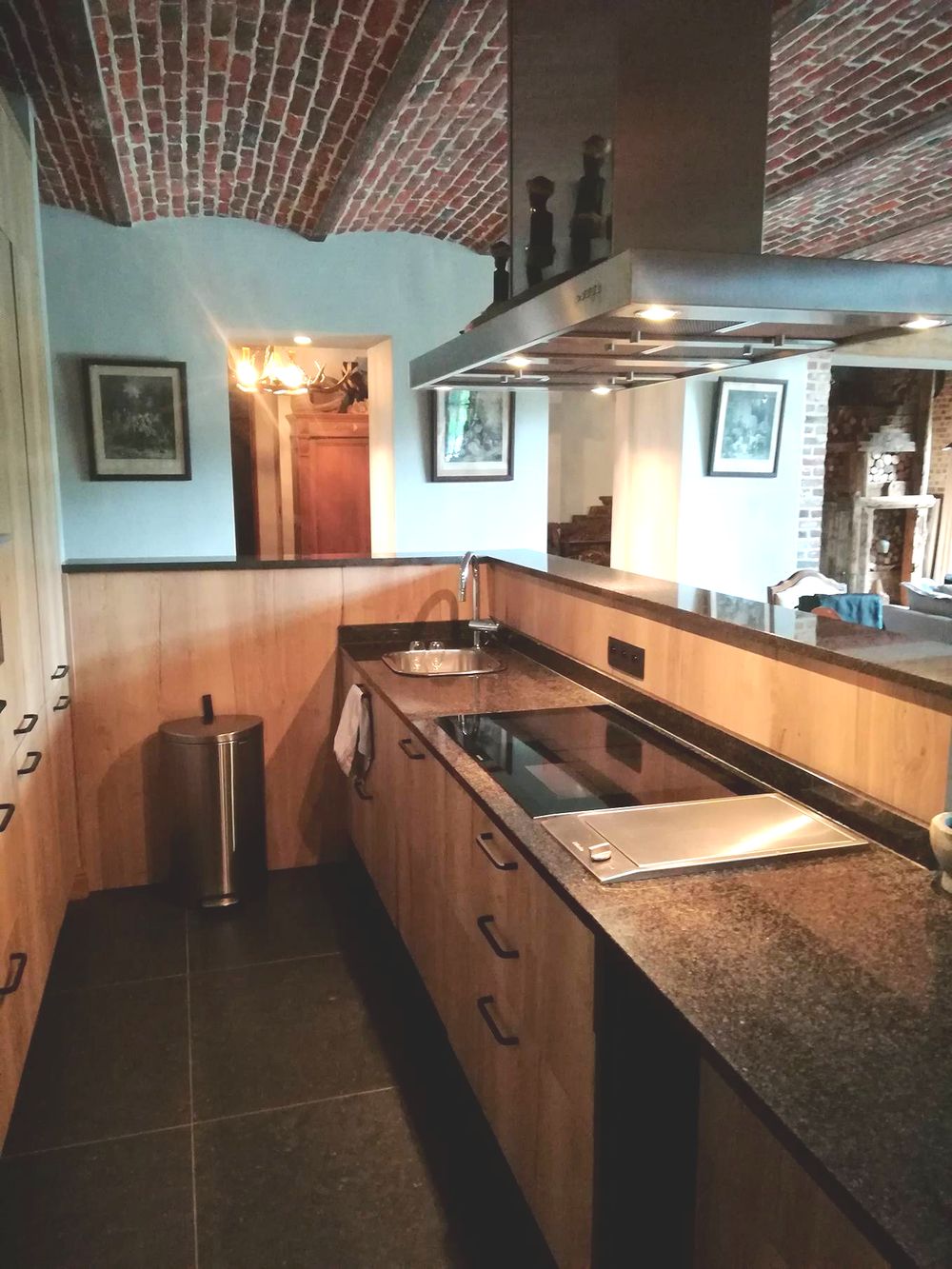 Houten keuken onder bakstenen gewelf
