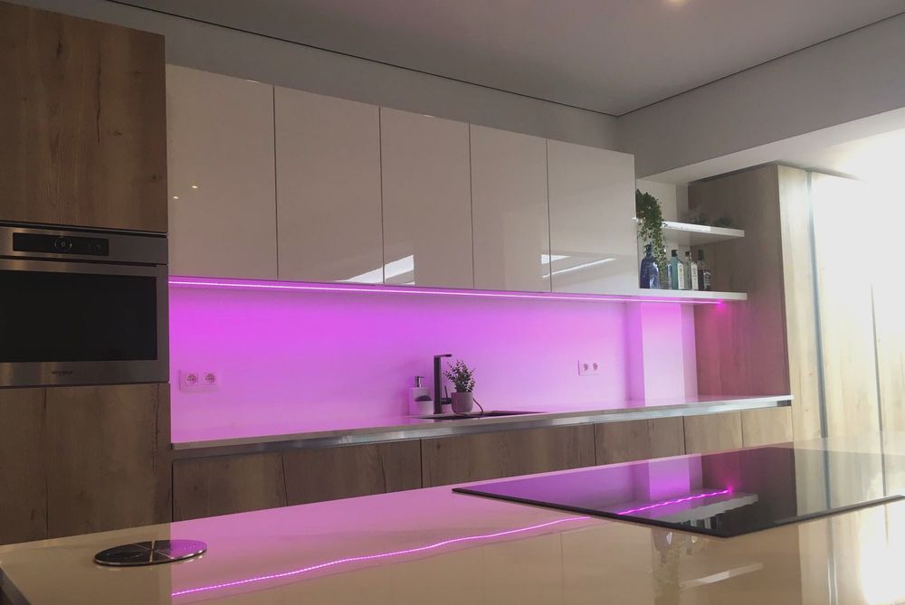 Keuken met hout en sfeerverlichting