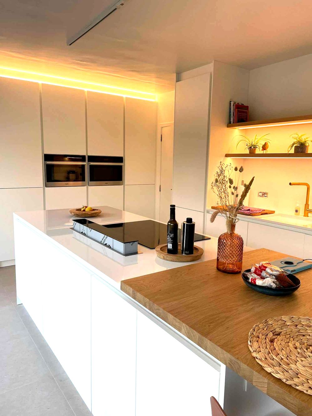 Keuken met verlichte nis en houten werkblad