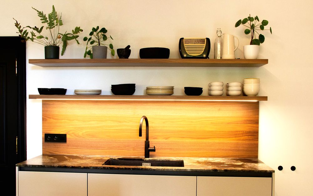 Keukennis met houten spatwand