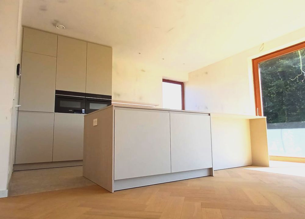 Taupe keuken met inbouwoven