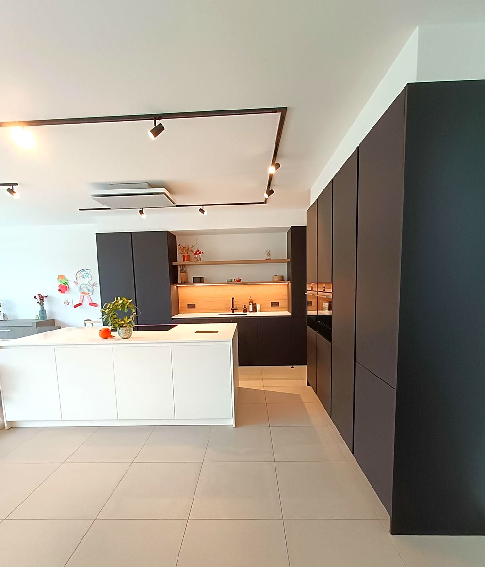 Wit eiland met zwarte kastenwand
