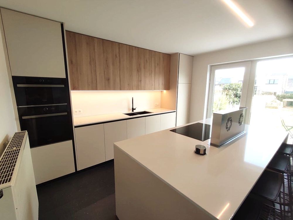 Witte keuken met hout en eiland