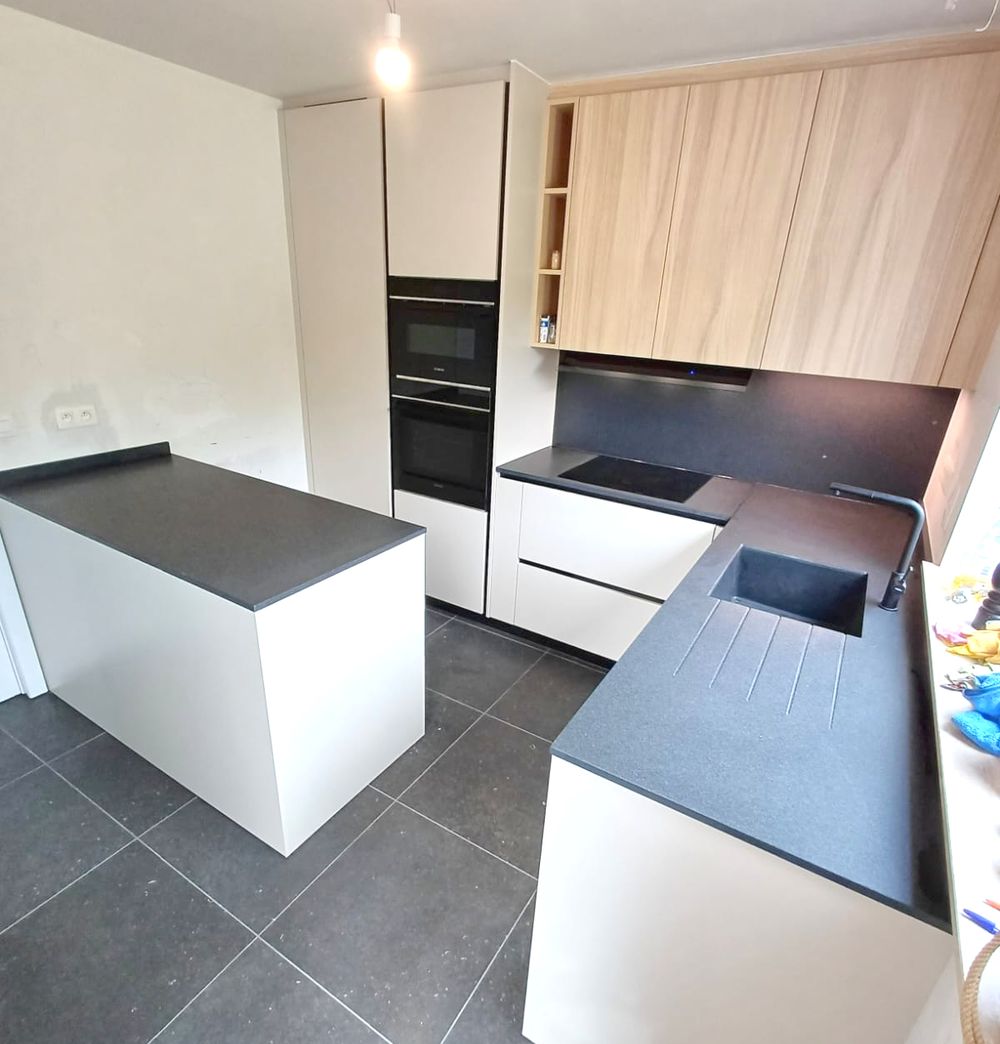 Witte keuken met hout en zwart werkblad