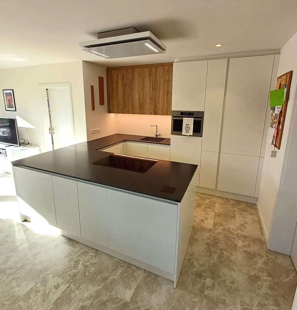 Witte keuken met notenaccenten en eiland