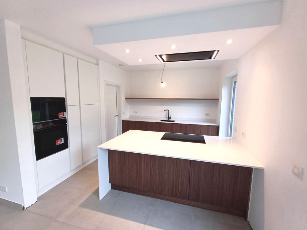 Witte keuken met notenhouten eiland