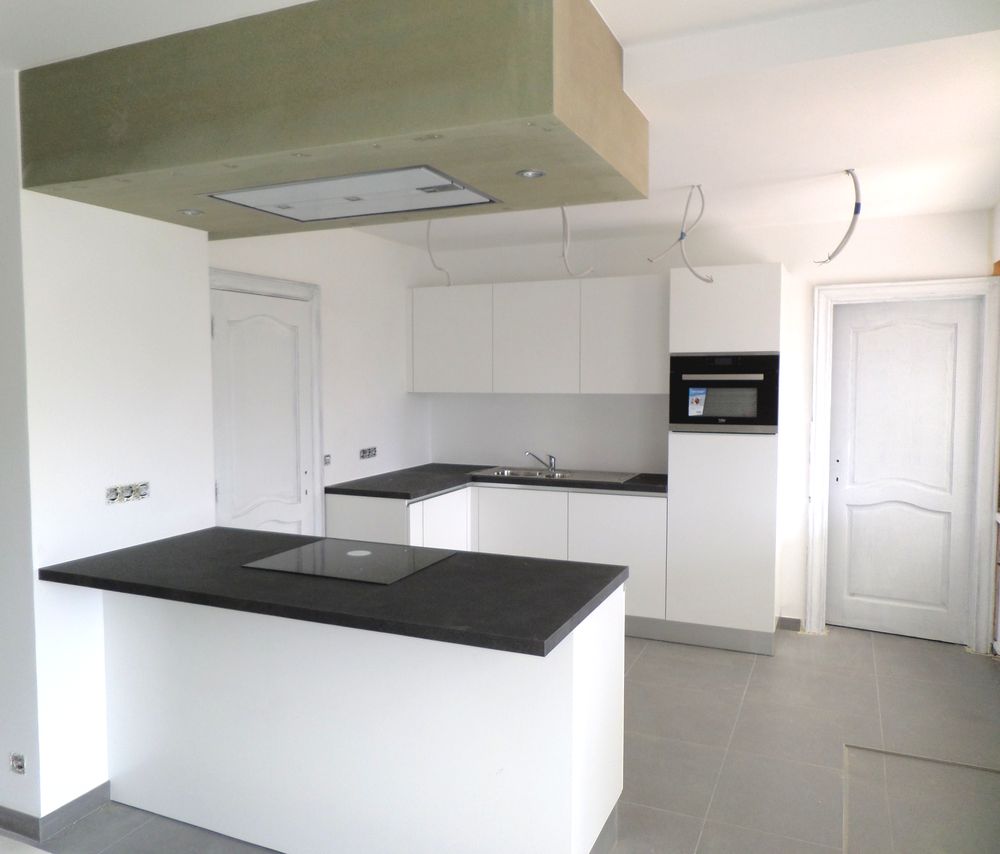 Witte keuken met zwart werkblad in aanbouw