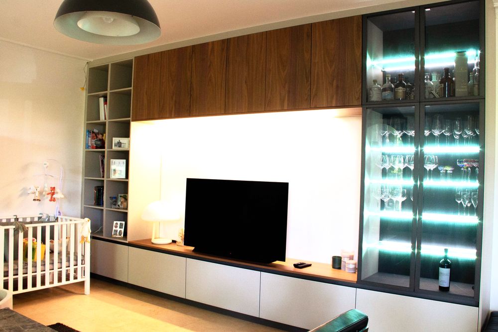 Tv-wand met vitrinekast en verlichting